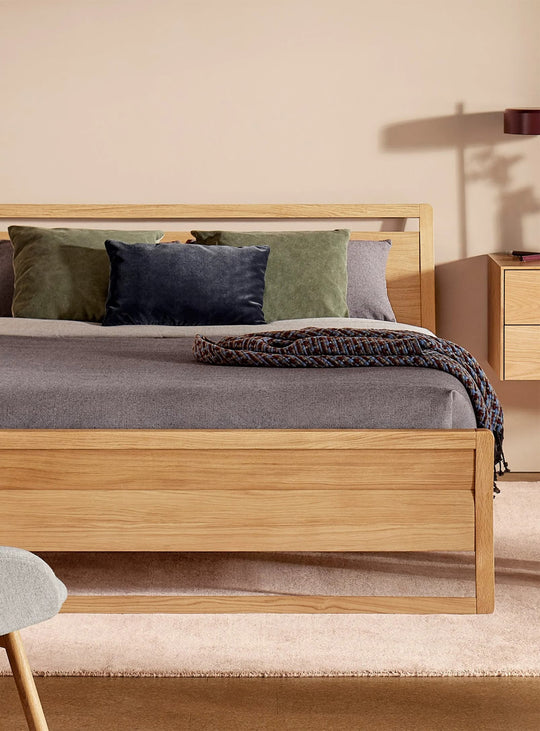 Élégance moderne et soutien optimal caractérisent le lit Woodrow de Blu Dot. Chene.