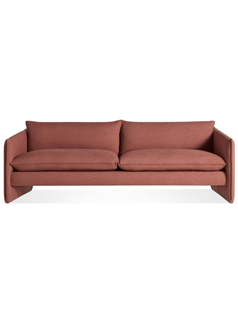 Sofa Blu Dot Softmore, canapé design avec assise profonde et coussins moelleux. maharam mode in caramelized