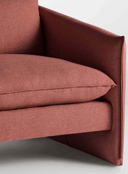 Sofa Blu Dot Softmore, canapé haut de gamme au style épuré. maharam mode in caramelized