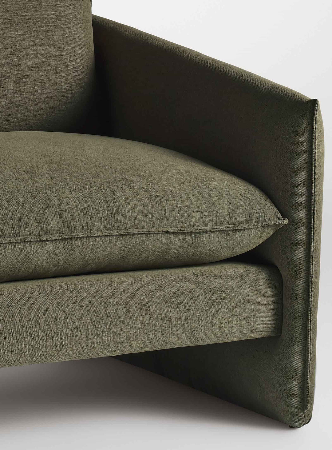 Sofa Blu Dot Softmore, confort durable grâce au garnissage Trillium. kvadrat guest fatigue