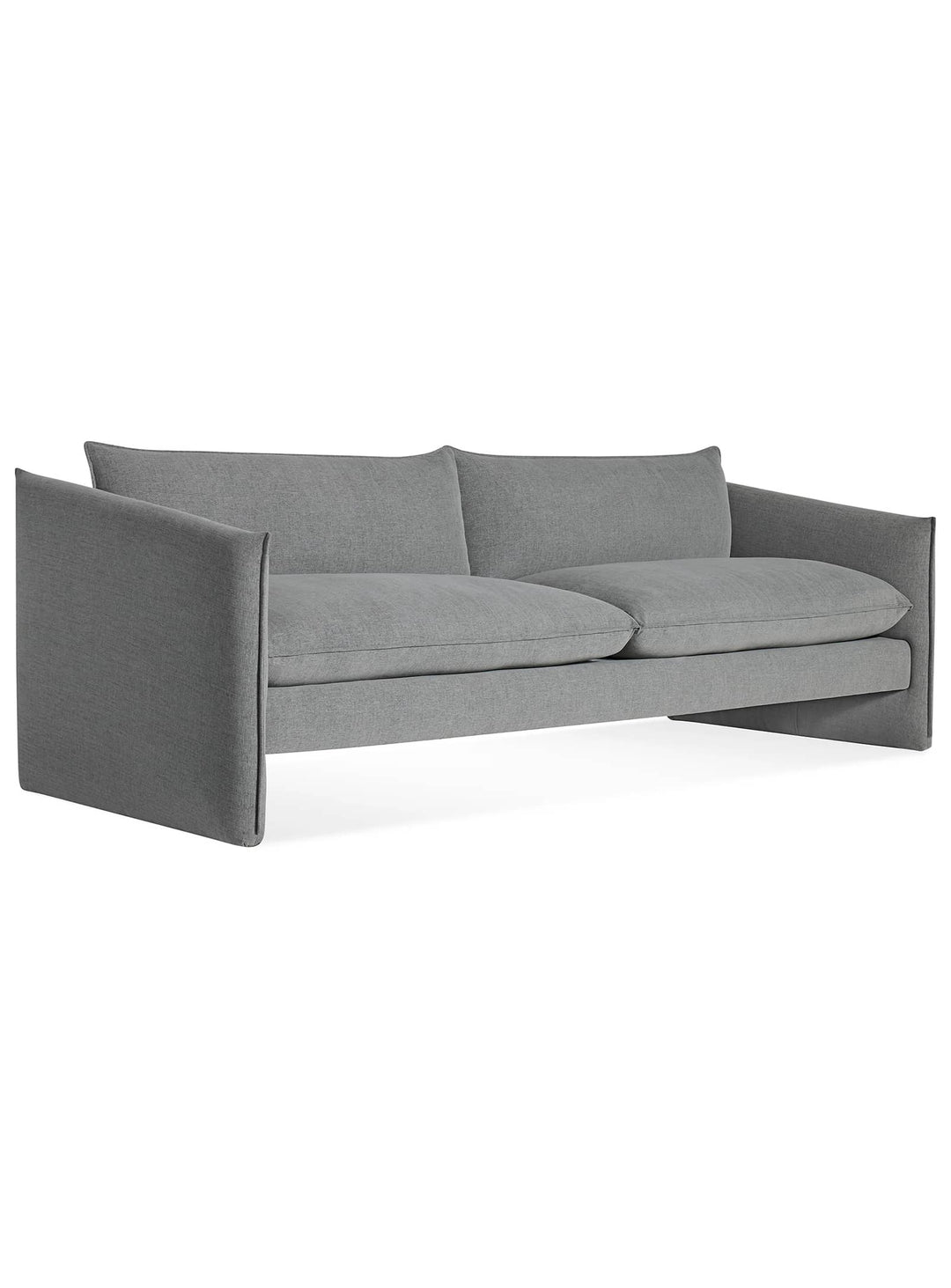 Sofa Blu Dot Softmore, fabrication artisanale et finitions haut de gamme. kvadrat guest grey blue