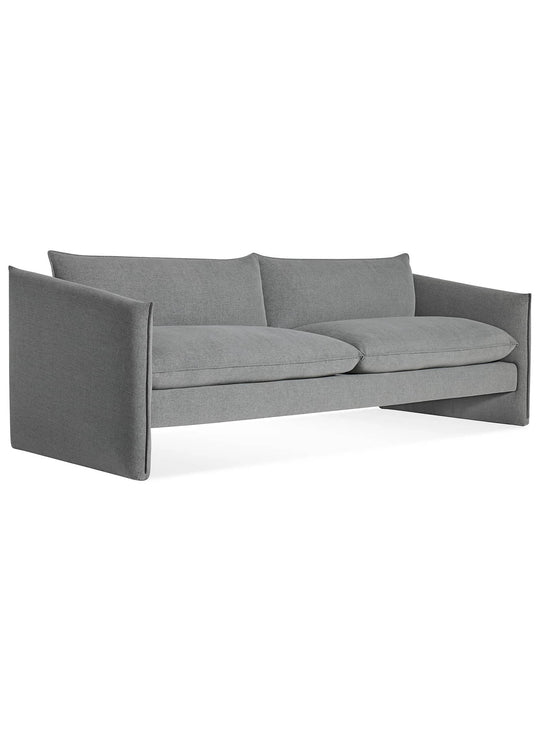 Sofa Blu Dot Softmore, fabrication artisanale et finitions haut de gamme. kvadrat guest grey blue