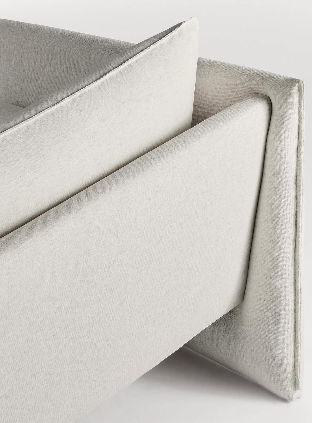 Sofa Blu Dot Softmore, silhouette basse et assise extra profonde. sylvan bone