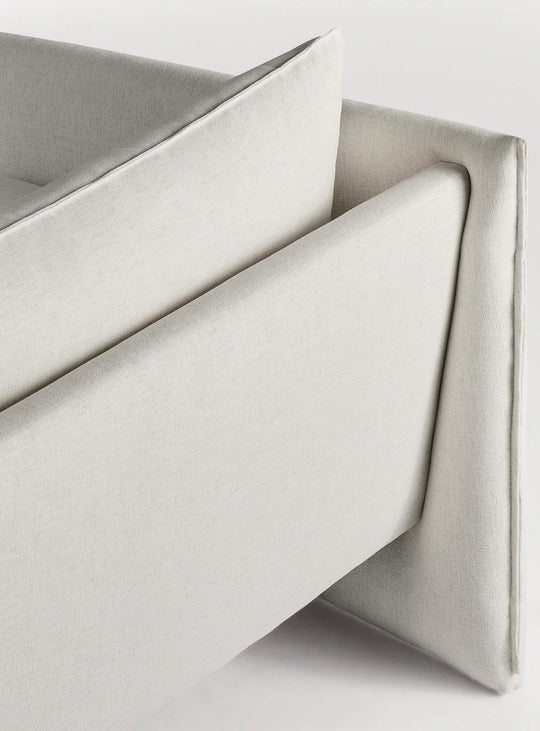 Sofa Blu Dot Softmore, silhouette basse et assise extra profonde. sylvan bone