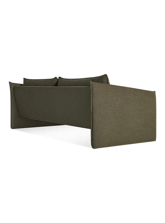 Sofa Blu Dot Softmore, canapé 3 places avec coussins réversibles. kvadrat guest fatigue