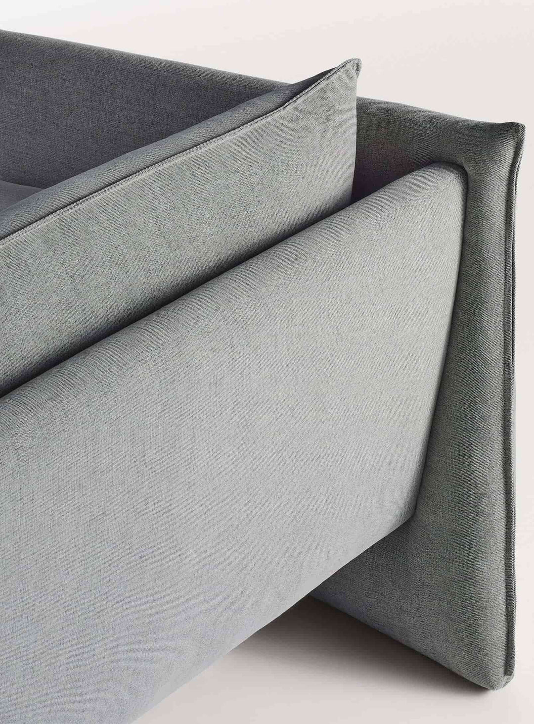 Sofa Blu Dot Softmore, canapé design pour salon contemporain. kvadrat guest grey blue