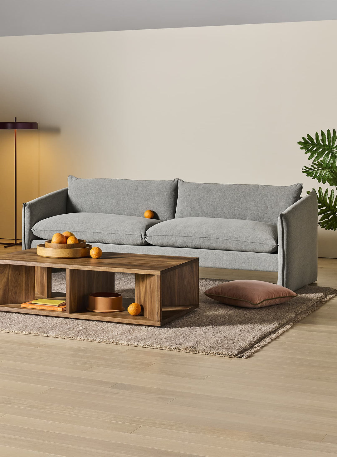 Sofa Blu Dot Softmore, canapé 3 places au design contemporain et confort premium. kvadrat guest grey blue