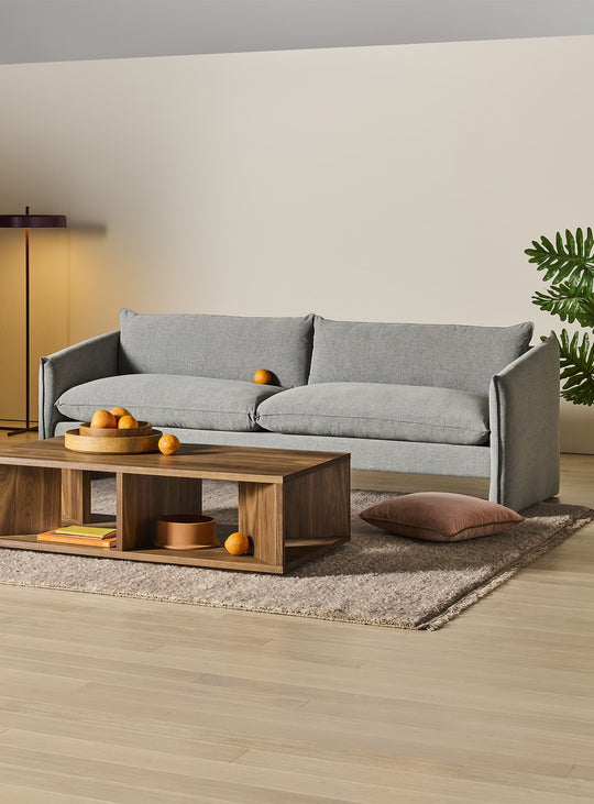 Sofa Blu Dot Softmore, canapé 3 places au design contemporain et confort premium. kvadrat guest grey blue