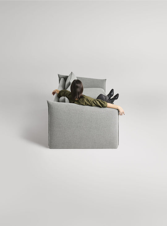 Sofa Blu Dot Softmore, structure en bois massif séché au four. kvadrat guest grey blue