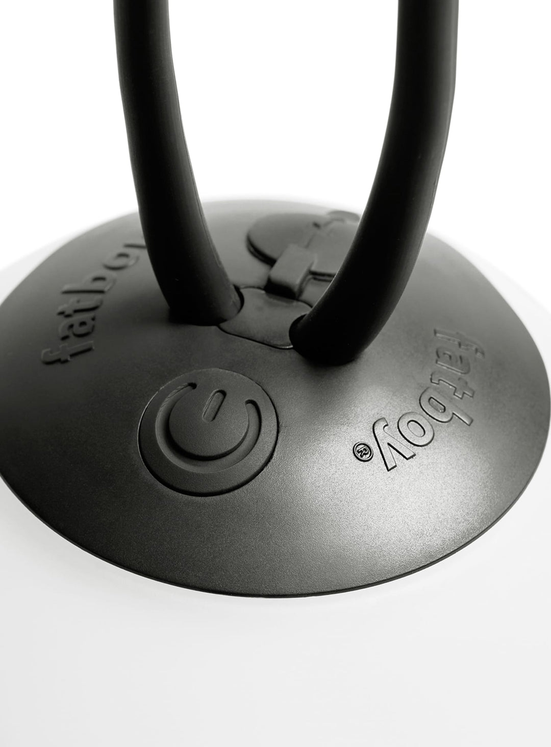Lampe nomade Fatboy Bolleke la Surprise : éclairage LED compact, sans fil et facile à suspendre partout.