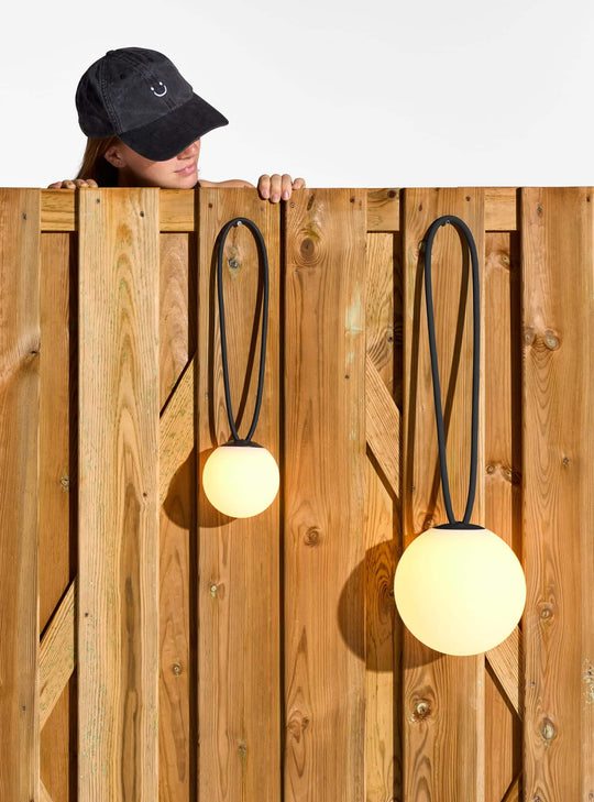 Lampe d’ambiance Fatboy Bolleke la Surprise : éclairage LED rechargeable pour créer une atmosphère cosy.