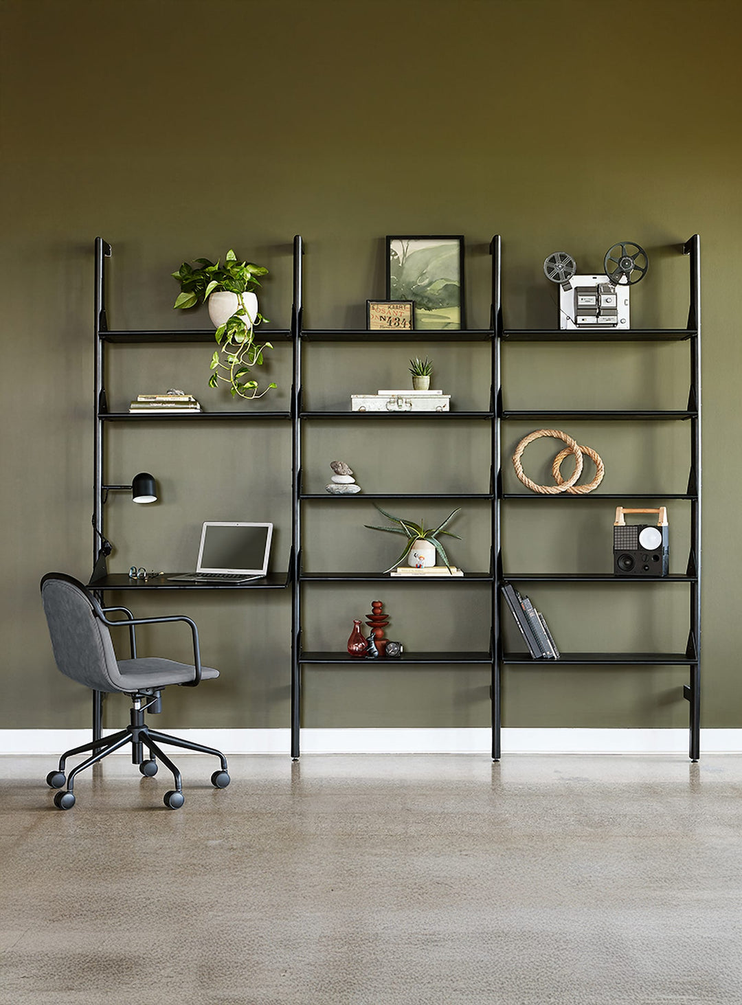 Système d’étagères modulaires Branch 3 Gus* Modern, design Mid-century et rangement flexible. noir