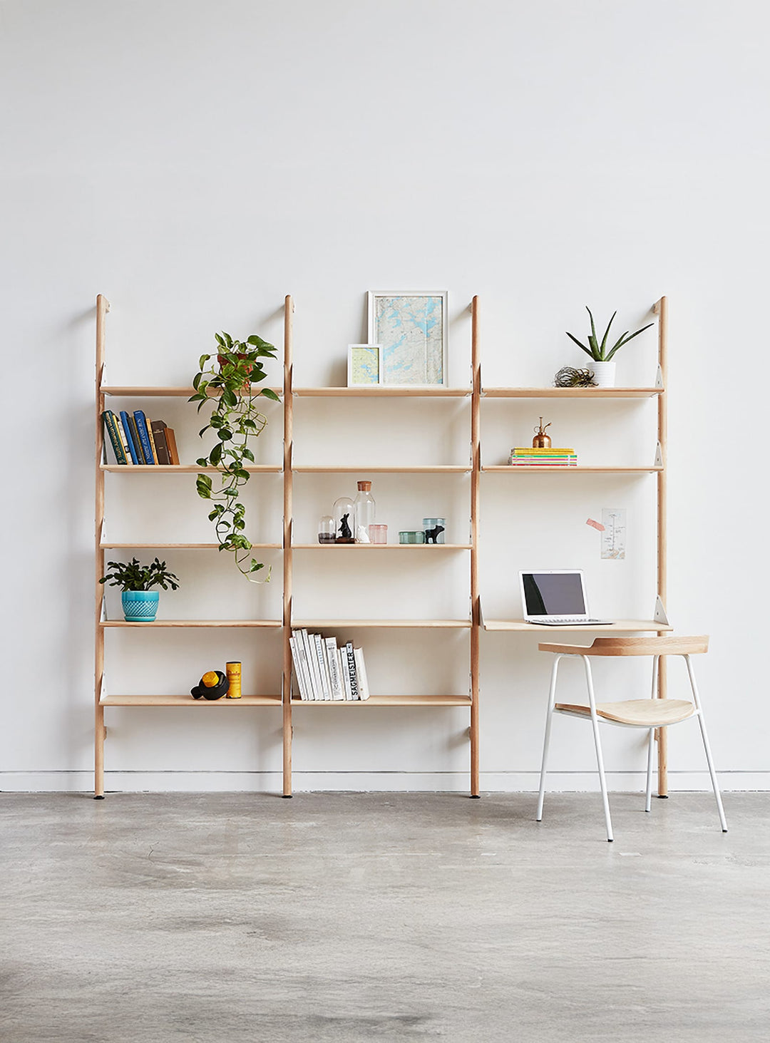 Système d’étagères modulaires Branch 3 Gus* Modern, configuration personnalisable pour tout espace. naturel