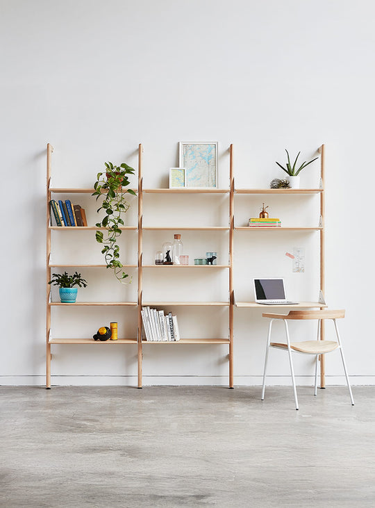 Système d’étagères modulaires Branch 3 Gus* Modern, configuration personnalisable pour tout espace. naturel