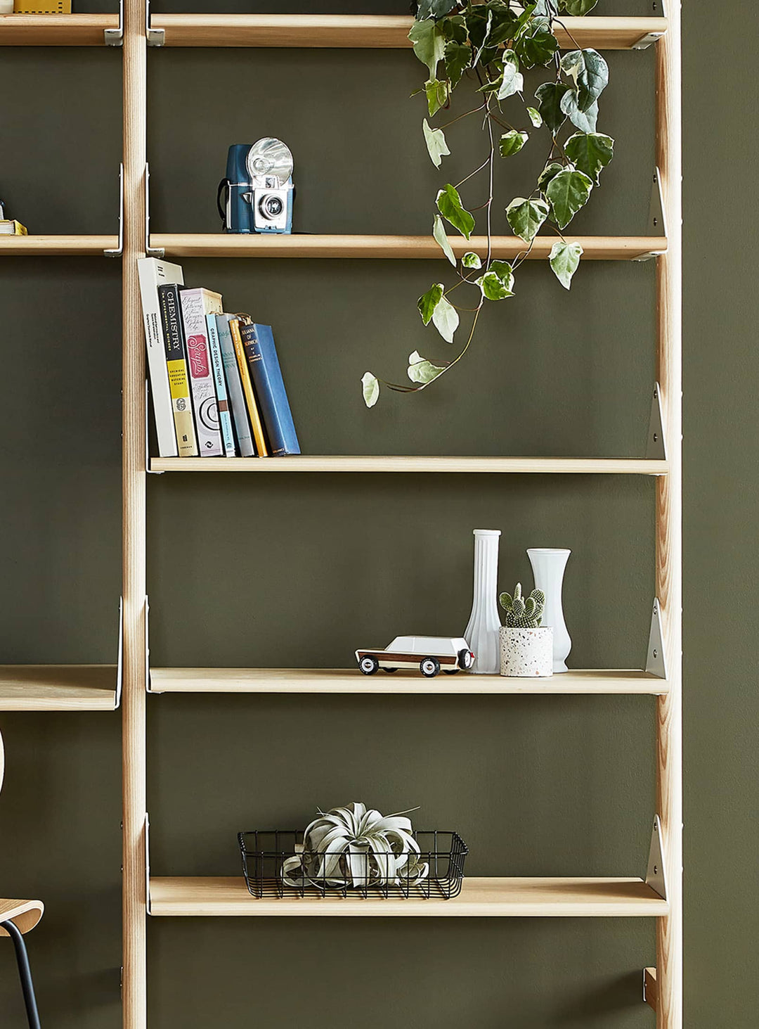 L’étagère Branch de Gus Modern, en blanc et naturel, ajoute une touche minimaliste et élégante pour compléter votre système de rangement.