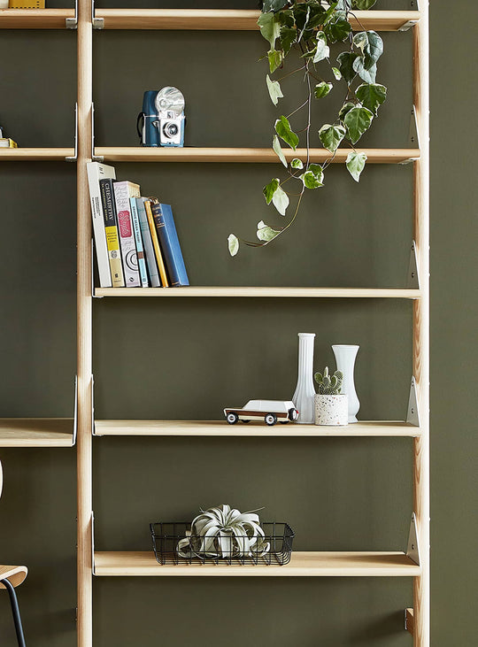 L’étagère Branch de Gus Modern, en blanc et naturel, ajoute une touche minimaliste et élégante pour compléter votre système de rangement.