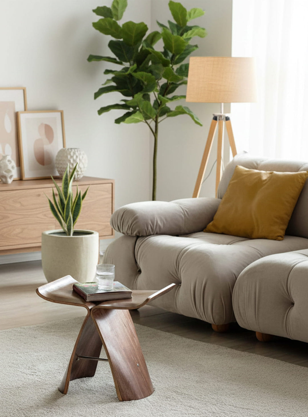 Tabouret Butterfly, design intemporel inspiré des formes japonaises. noyer