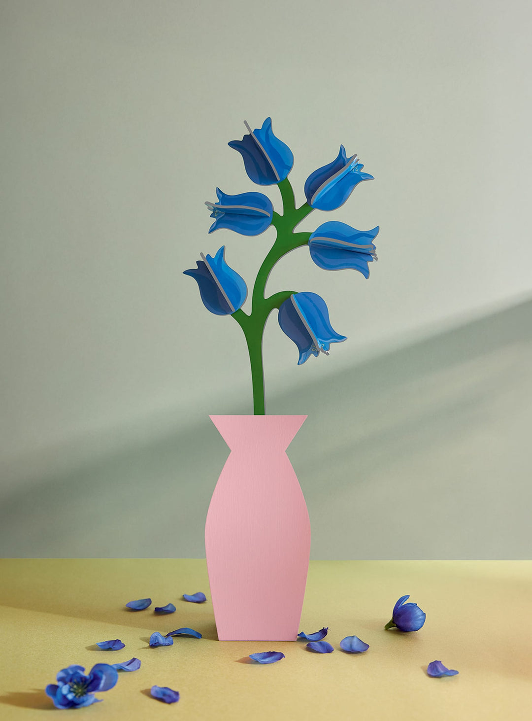Fleur décorative Campanule Studio ROOF : une fleur en papier 3D élégante et poétique.