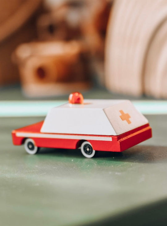 Ambulance Candylab Nüspace, miniature rouge et blanche avec gyrophare réaliste.