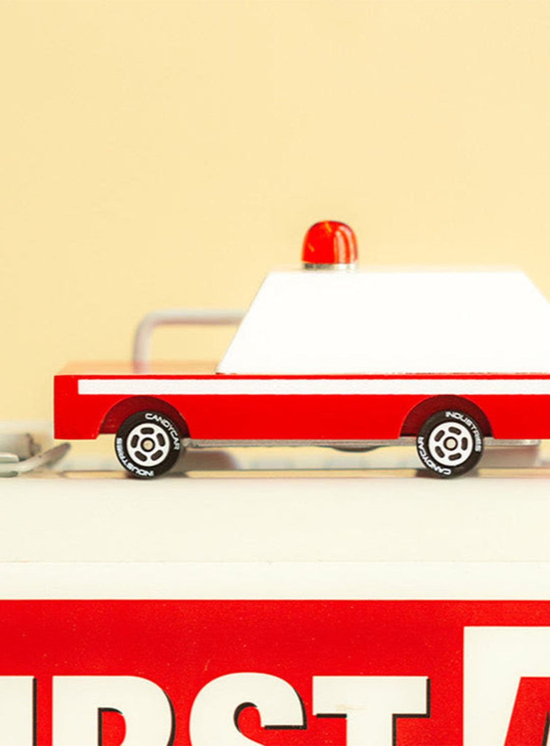 Ambulance Candylab Nüspace, miniature éducative pour sensibiliser aux secours.