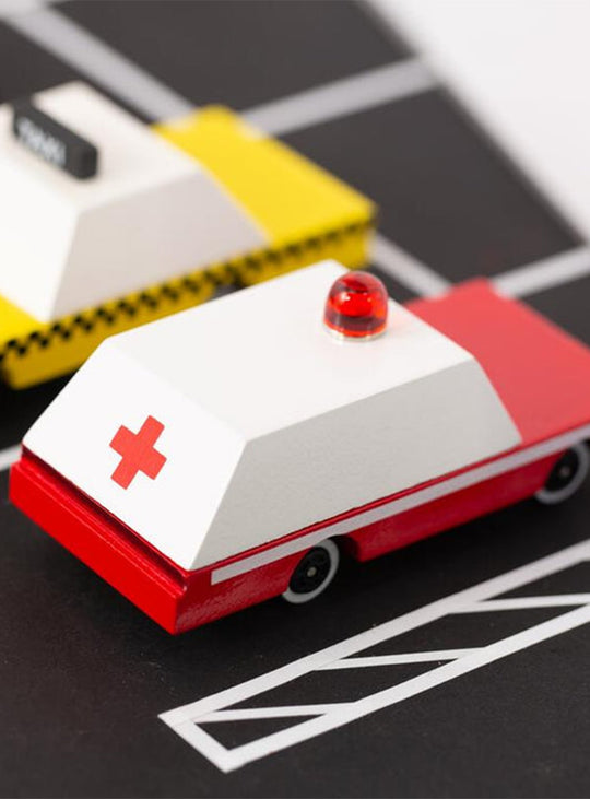 Ambulance Candylab Nüspace, jouet robuste encourageant empathie et entraide.