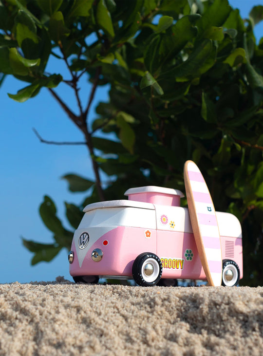 Le Beach Bus Volkswagen de Candylab : design rétro et esprit surf. Rose.