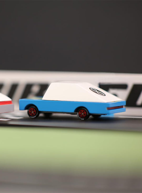 Blue Racer Candylab, petite voiture en bois taillée pour la vitesse.