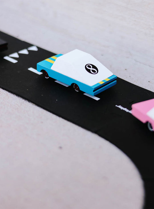 Blue Racer Candylab, mini bolide sportif au design épuré et agressif.