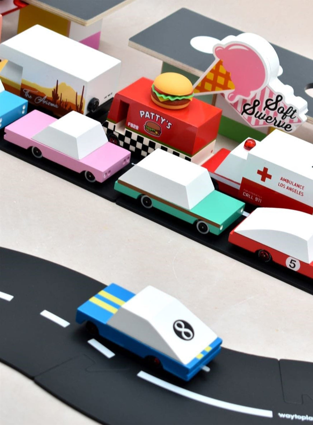 Blue Racer Candylab, voiture de course miniature idéale pour défis rapides.