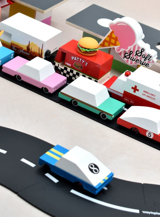 Blue Racer Candylab, voiture de course miniature idéale pour défis rapides.