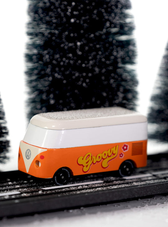 Les Candyvan de Candylab : mini vans en bois au charme rétro unique. orange