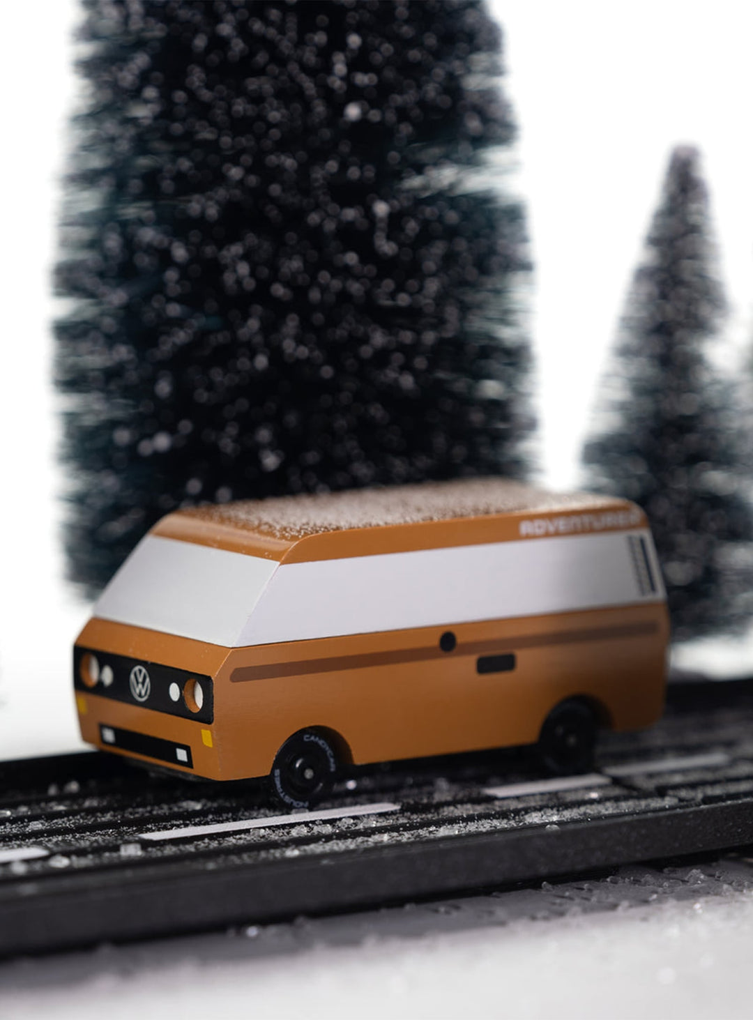 Candylab Candyvan : la voiture en bois au look vintage culte. brun