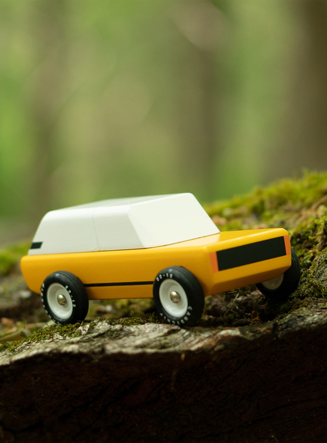 Cotswold Candylab, voiture tout-terrain en bois conçue pour explorer tous les terrains.