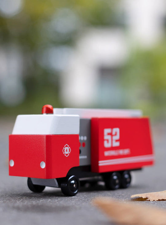 Fire Truck Candylab, camion de pompiers en bois rouge avec échelle authentique.