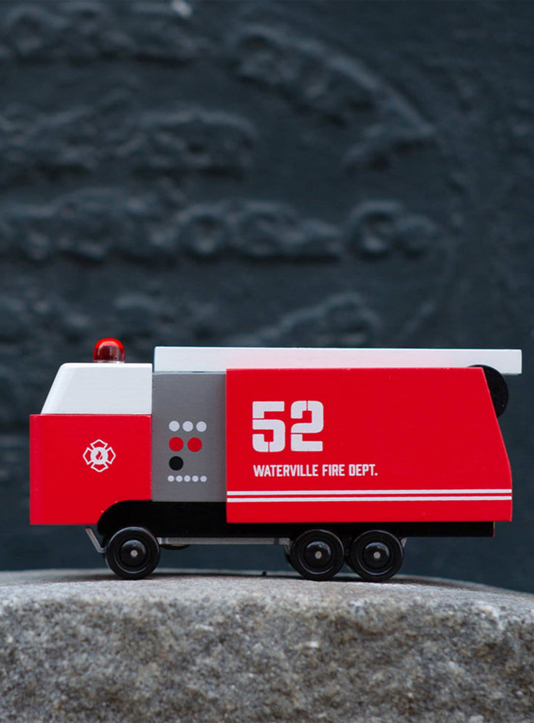 Fire Truck Candylab, camion ludique pour apprendre sécurité et entraide.