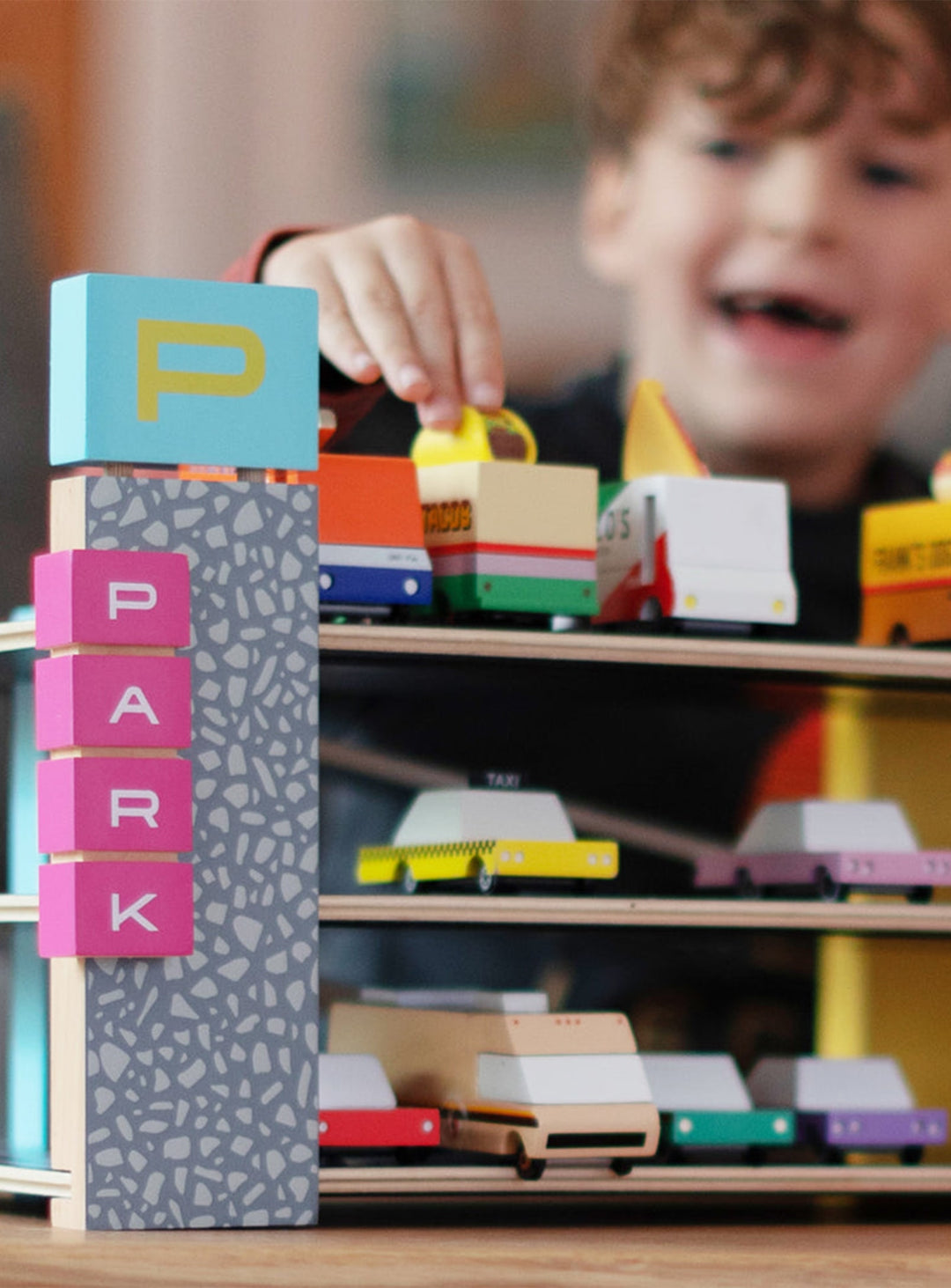 Garage en bois Candylab, stationnement rétro offrant 21 places pour voitures miniatures.