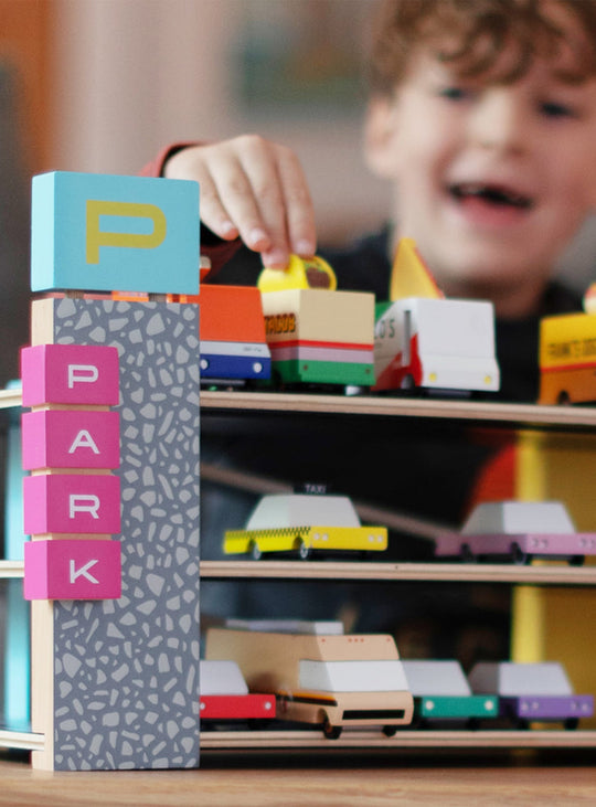 Garage en bois Candylab, stationnement rétro offrant 21 places pour voitures miniatures.