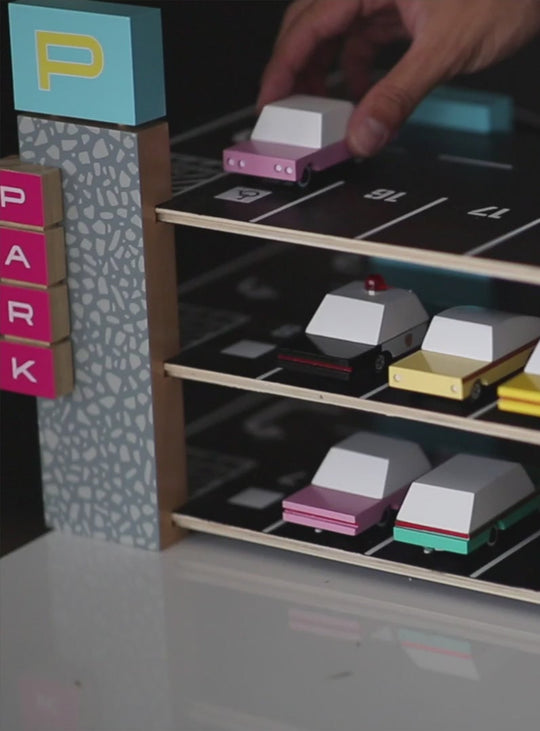 Garage en bois Candylab, design années 50–60 avec parking magnétique pratique.