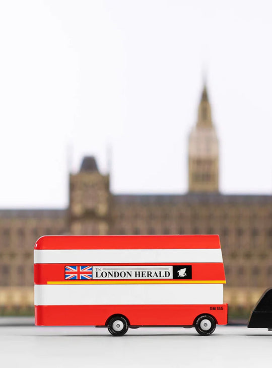 London Bus Candylab, bus rouge en bois inspiré de l’iconique modèle londonien.