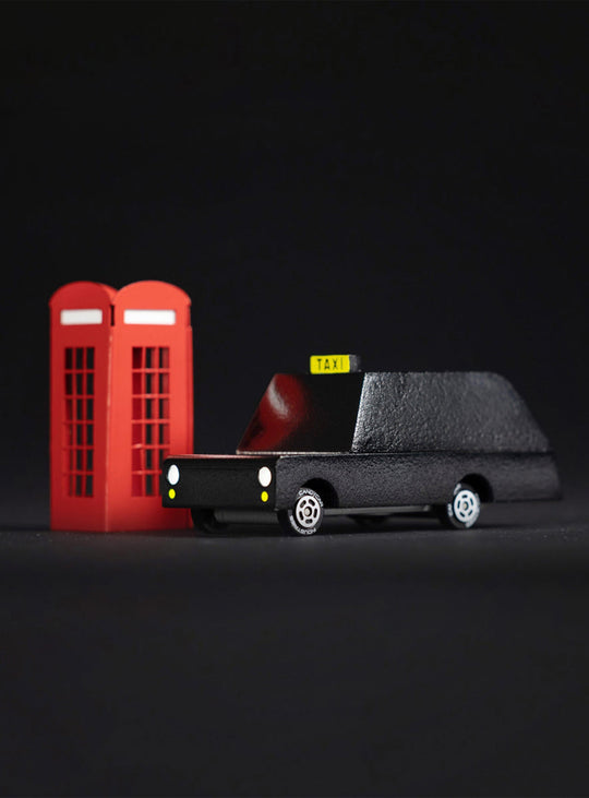 London Taxi Candylab, véhicule en bois iconique pour explorer Londres imaginaire.
