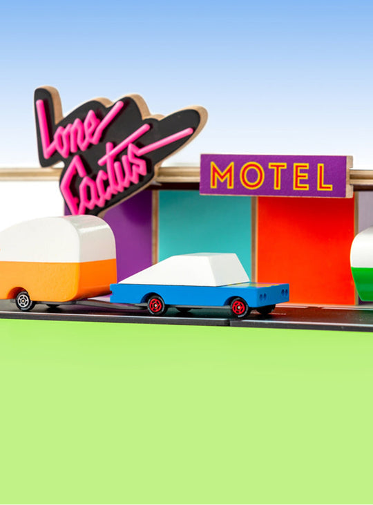 Lone Cactus Motel Candylab, décor rétro facile à assembler pour jeux imaginaires.