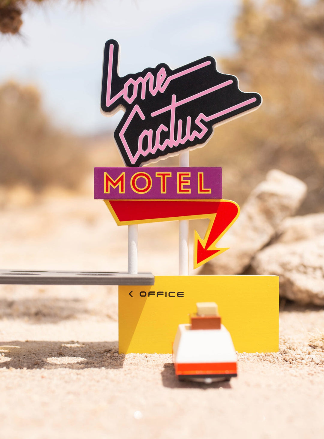 Lone Cactus Motel Candylab, décor rétro idéal pour vos voitures miniatures.