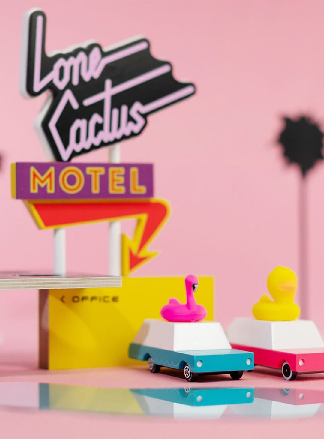 Lone Cactus Motel Candylab, station idéale pour pauses café et aventures miniatures.
