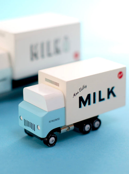 Milk Truck Candylab, camion de lait en bois au charme rétro irrésistible.
