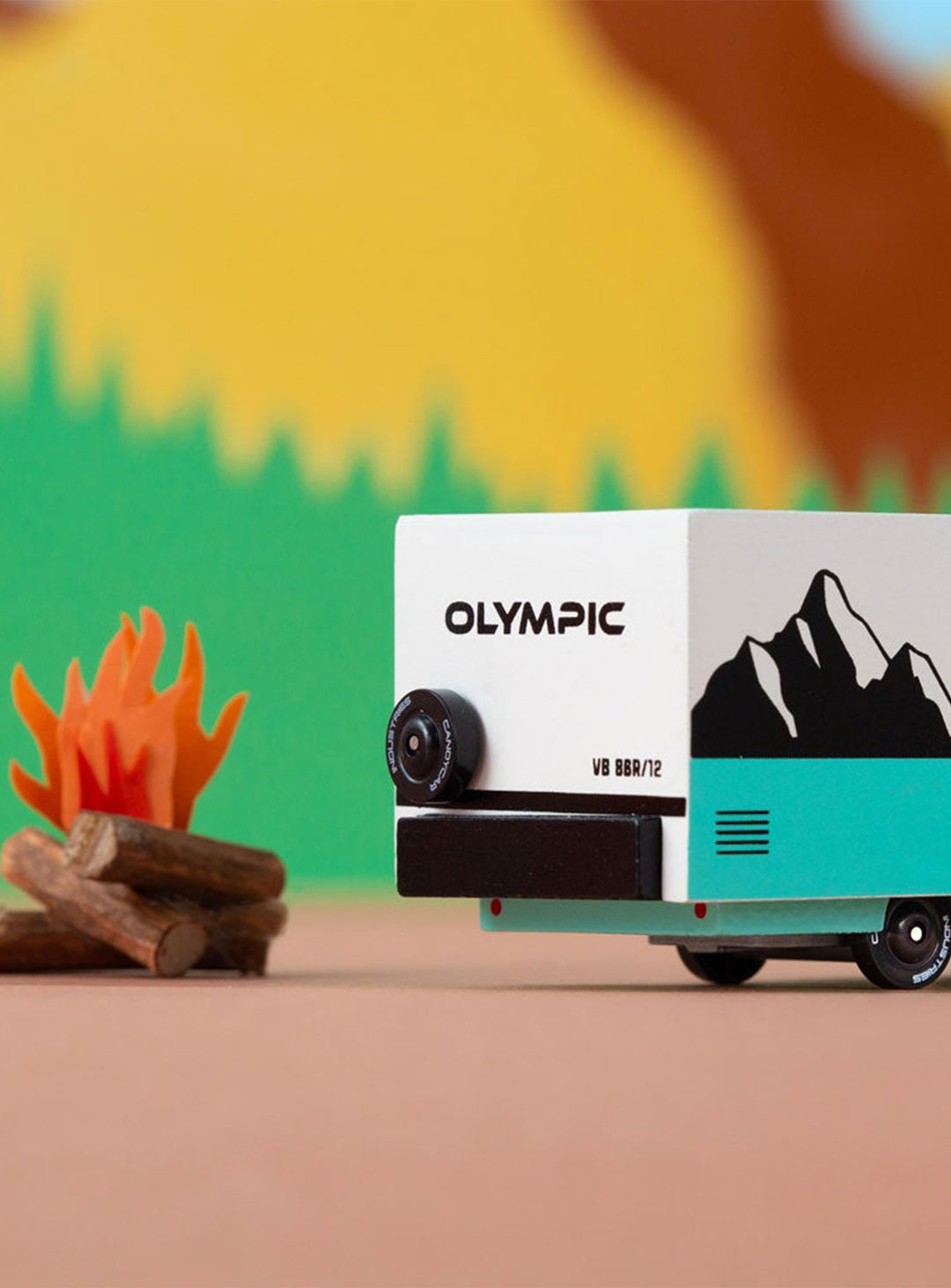 Olympic RV Candylab, design épuré en bois laqué et jantes en polymère.