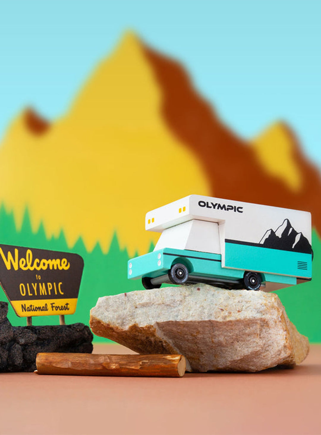 Olympic RV Candylab, camping-car en bois rétro inspiré des années 60.