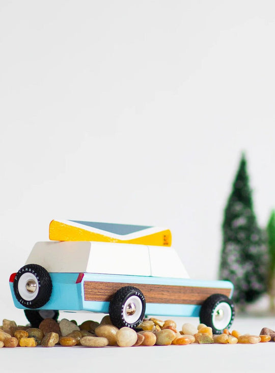 Pioneer Candylab, voiture miniature rétro avec canoë magnétique sur le toit.