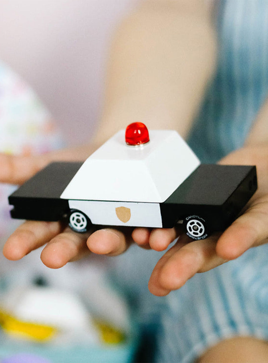 Voiture de police Candylab Nüspace, parfaite pour arrêter voleurs et chauffards imaginaires.