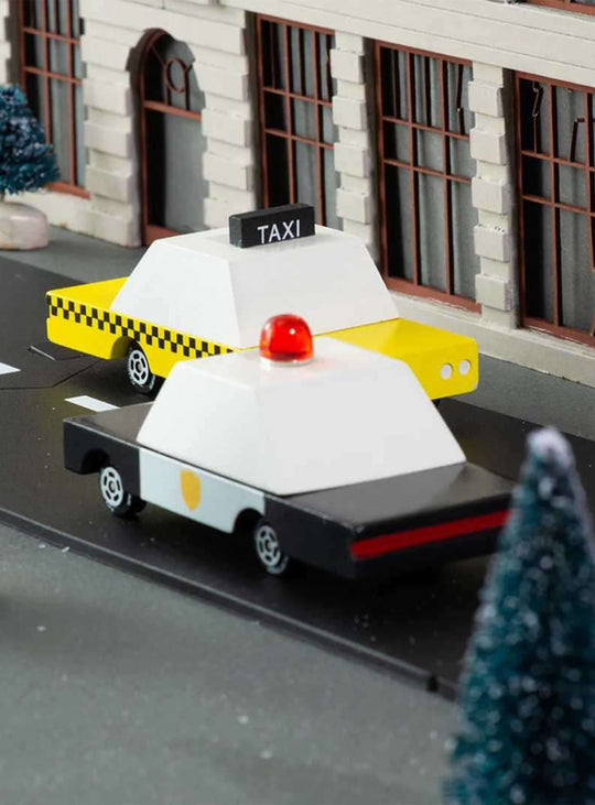 Voiture de police Candylab Nüspace, symbole de justice pour aventures créatives.