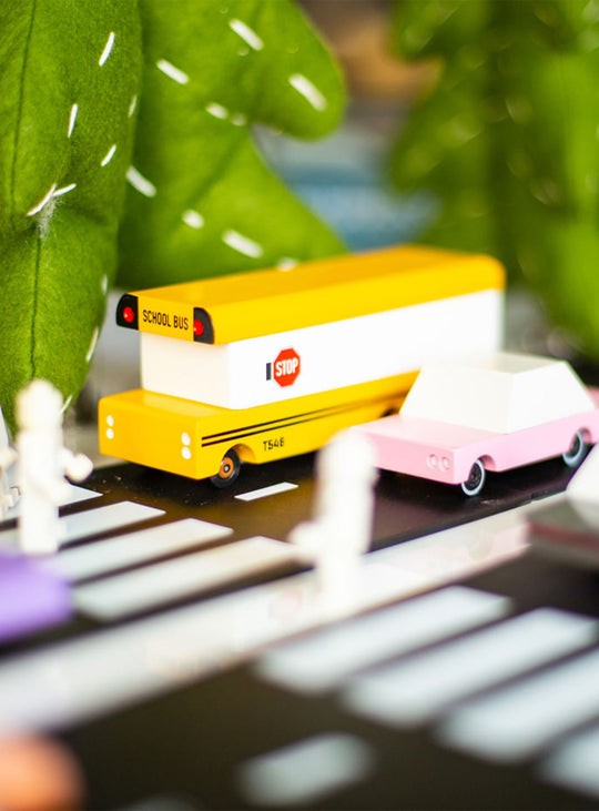 Bus scolaire Candylab, véhicule joyeux parfait pour aventures avec camarades.